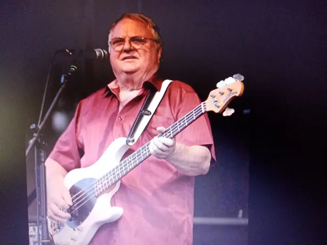 Bernd Ohler

Bass und Gesang

Ein Urgestein der Pfälzer Musikszene. Seit 1963 aktiv und Mitbegründer der Gruppen Dream, Inside, Runaways, Ricky and Friends. Mitglied bei verschiedenen Bands wie Midnights, Flamingos, Holidays, Esprit, Vampires.

Nicht nur sein präzises Zupfen der Bassgitarre sondern auch seine Gesangsstimme, zeichnen diesen Mann aus. Lieder wie "Cara mia" oder
"To love somebody" sind ihm wie auf den Leib geschneidert.

Musikalisch und technisch immer auf dem neuesten Stand, so lieben wir ihn. | Foto: GUBO