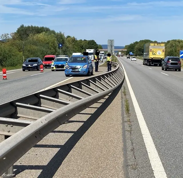 Riskantes Manöver auf der A65: Weißer BMW flüchtet nach Unfall | Foto: Polizei Edenkoben