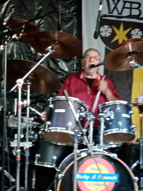 Charly

Drums, Percussion und Gesang

Sein bürgerlicher Name lautet
Bernd von der Heyde


Er war Gründungsmitglied der regional sehr erfolgreichen Band "Dream"

Charly war nach "Dream" jahrelang mit den "Tornados" auf vielen Bühnen im süddeutschen Raum unterwegs.
Auch war er als Schlagzeuger bei Bands wie den Vampires, den Midnights uva. tätig. | Foto: GUBO