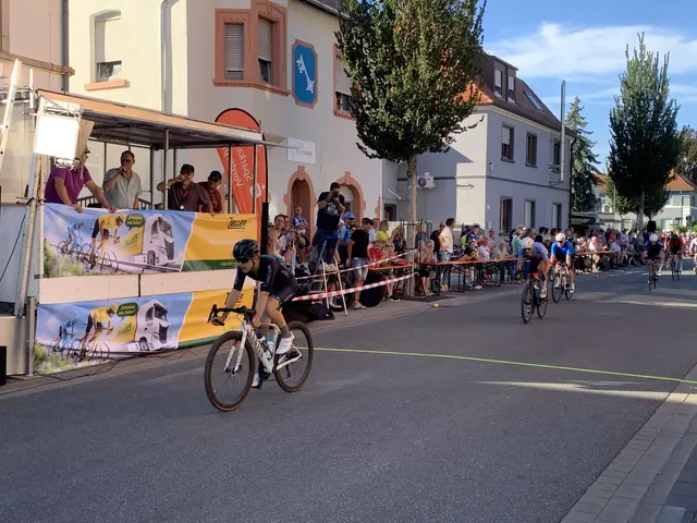 Julius Thomas vom RSV Rheinzabern gewinnt das U19-Rennen in Mutterstadt vor Jeremias Jakob vom RRC Endspurt Mannheim | Foto: Michael Sonnick