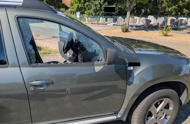 Auf dem Parkplatz „Am Parkfriedhof“ wurde die Beifahrerscheibe eines Autos eingeschlagen. | Foto: Polizeiinspektion Haßloch
