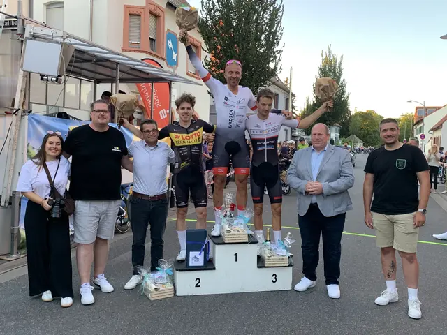 Andreas Mayr feiert beim Kerwe-Radrennen in Mutterstadt seinen dritten Sieg | Foto: Michael Sonnick