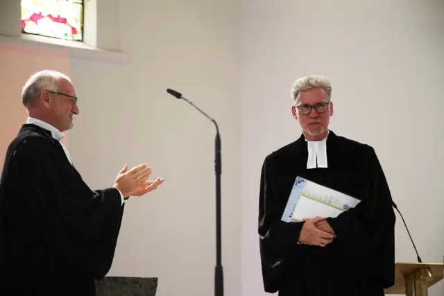 Oberkirchenrat Dr. Claus Müller spendet Beifall für André Koch | Foto: Amt für Religionsunterricht | Nadja Donauer