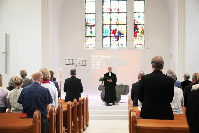 Kirchenrat Dr. Peter Busch eröffnet den Gottesdienst mit dem Wochenspruch.  | Foto: Amt für Religionsunterricht | Nadja Donauer