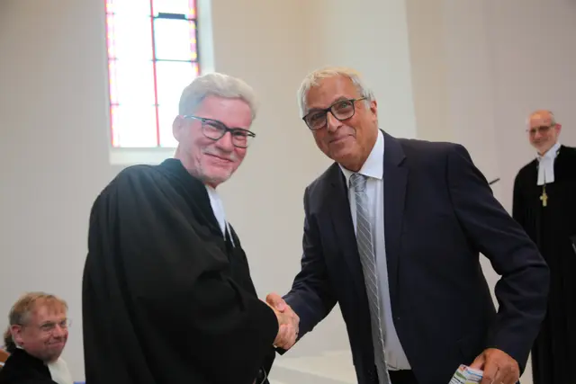 André Koch übernimmt das bisher von Horst Heller geleitete Religionspädagigische Zentrum Sankt Ingbert - jetzt unter neuem Namen: Evangelisches Schulreferat Saarland. Im Hintergrund teilen sich Dr. Peter Busch und Dr. Claus Müller die Freude über die gelungene Nachfolge.  | Foto: Amt für Religionsunterricht | Nadja Donauer