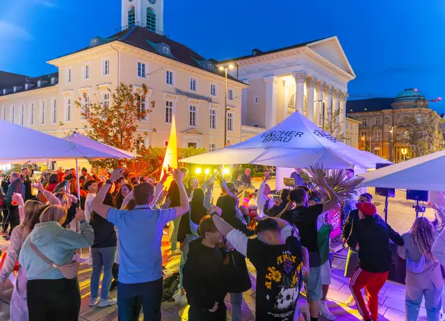 Die Lounge 76 auf dem Marktplatz lädt ein zum Feiern für alle. | Foto: City Initiative Karlsruhe