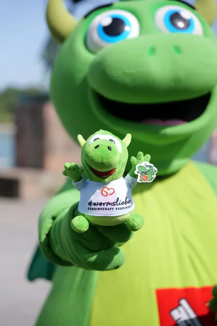 Wormel, das Maskottchen der Stadt Worms, gibt es ab 30.08. nun auch als kleinen Plüsch-Drachen auf dem Backfischfest und in der Tourist Info. | Foto: Waluga/Stadt Wormd