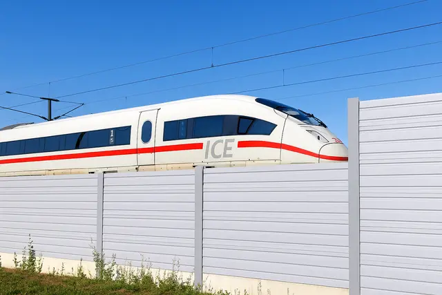Neue Schallschutzwände sorgen entlang der Bahnstrecke Paris–Mannheim für spürbare Entlastung. Symbolbild Schallschutz | Foto: Erik Stegner mit ChatGPT erstellt