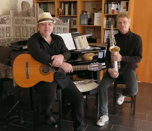 Das Bossa-Nova-Duo mit Carlos Abyazar und Stefano Cattaneo spielt bei der Kulturandacht | Foto: Schorlepp/gratis