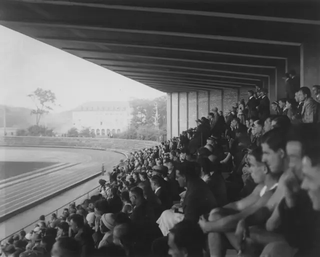 Stadiontribüne der Technischen Hochschule Karlsruhe bei einem Sportfest, ca. 1935, Fotografie unbekannter Urheberschaft.  | Foto: ©️ KIT-Archiv 28010/I 3655