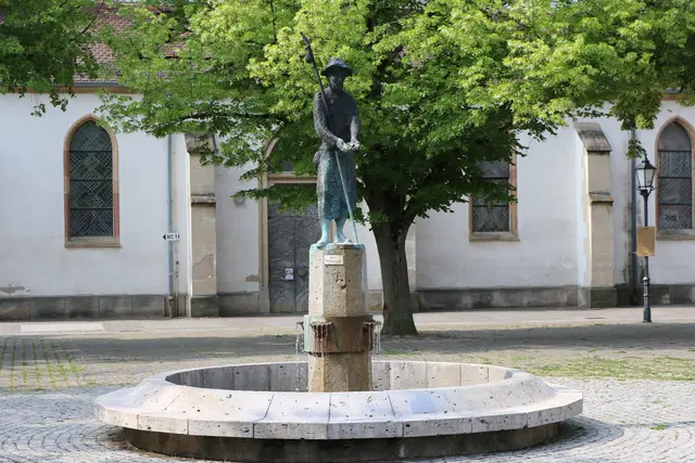 rund um den Pilgerbrunnen in Germersheim wird Straßenfest gefeiert | Foto: Heike Schwitalla
