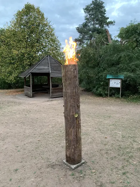 Eine der Schwedenfackeln wird entzündet | Foto: Peter Krietemeyer