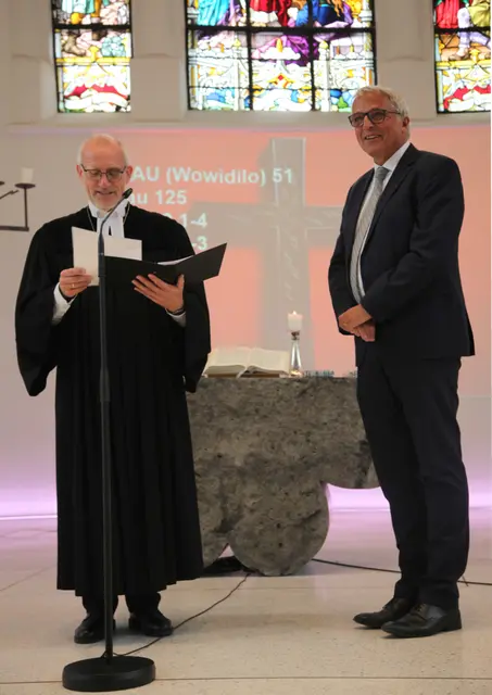 Oberkirchenrat Dr. Claus Müller dankt Horst Heller bei der Verabschiedung  für seinen Einsatz, seine Liebe und seine Ideen für die Schul- und Bildungsarbeit | Foto: Amt für Religionsunterricht | Nadja Donauer