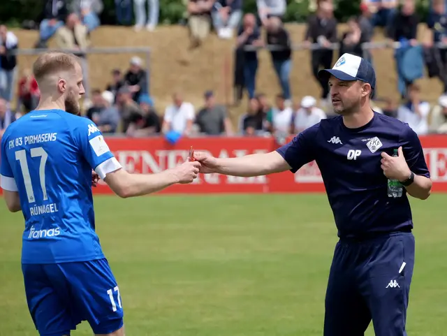 Manuel Grünnagel und Daniel Paulus: Der FKP-Trainer hofft, dass sich die Knieverletzung eines seiner Leistungsträger nicht als allzu schwerwiegend herausstellt. | Foto: Erik Stegner