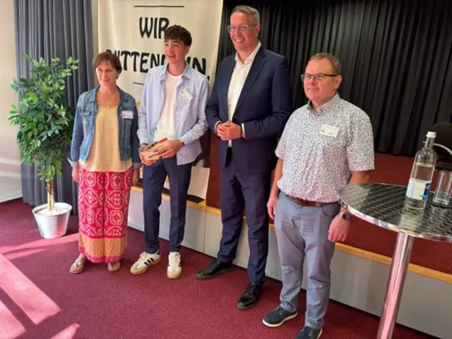 Ministerpräsident Alexander Schweitzer mit dem Schulleiter Dirk Melzer, Anja Schwarz, Stufenleiterin 7/8, und der Schülersprecher Adrian Fehrenbacher | Foto: Dirk Melzer