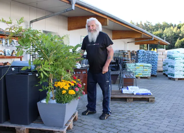 Hat ein Auge fürs Dekorative: Landfuxx-Mitarbeiter Karl Weißmann hat den Kasten mit unterschiedlichen Pflanzen bestückt | Foto: Monika Klein