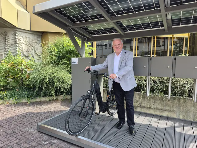Landrat Hans-Ulrich Ihlenfeld bei der E-Bike-Ladestation vor dem Kreishaus. | Foto: Kreisverwaltung Bad Dürkheim