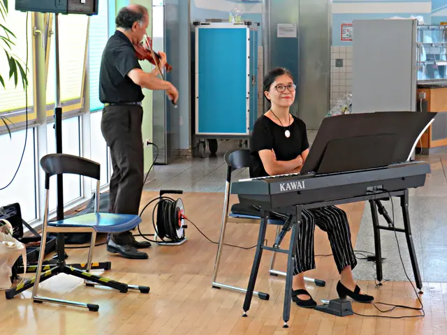 Das Ehepaar Furukawa bereitet sich auf seine musikalische Begleitung vor | Foto: Brigitte Melder
