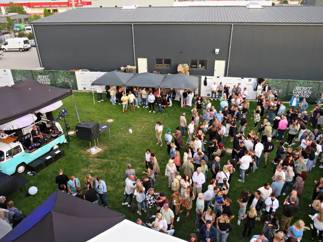 Blick von oben auf die Party mit dem DJ-Bus | Foto: Brigitte Melder