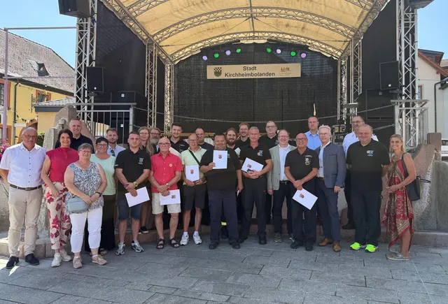 Die für ihren jahrzehntelangen ehrenamtlichen Dienst ausgezeichneten Feuerwehrfrauen und -männer | Foto: Pressestelle VG Kirchheimbolanden