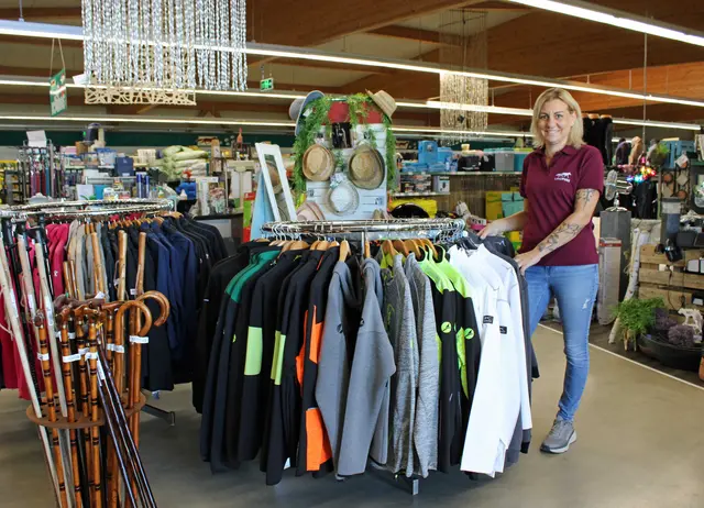 Wetterfeste und wärmende Bekleidung sind jetzt im Herbst gefragt: Barbara Zidek, stellvertretende Marktleiterin, zeigt eine Auswahl | Foto: Monika Klein