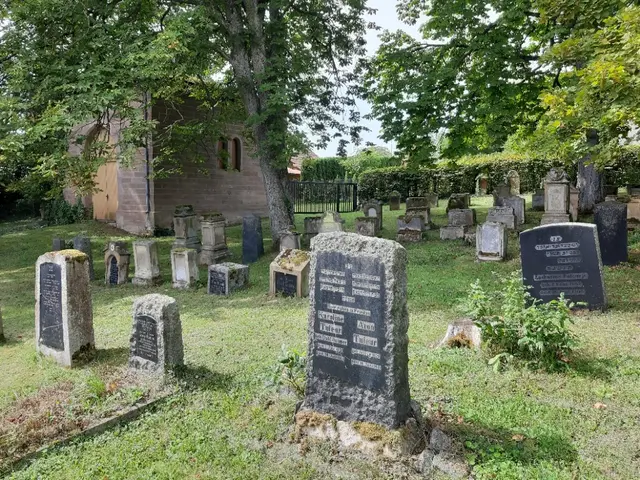 Der jüngere Teil des jüdischen Friedhofs in Winnweiler mit der Trauerhalle von 1856 | Foto: Werner Rasche