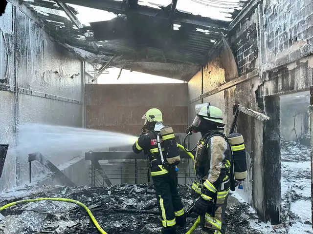 Die Löscharbeiten zogen sich über knapp drei Stunden hin | Foto: Feuerwehr Pirmasens