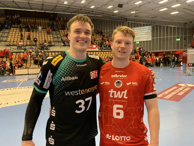 Max Neuhaus (links) ist neuer Kapitän in Essen mit Tim Schaller von den Eulen Ludwigshafen | Foto: Michael Sonnick