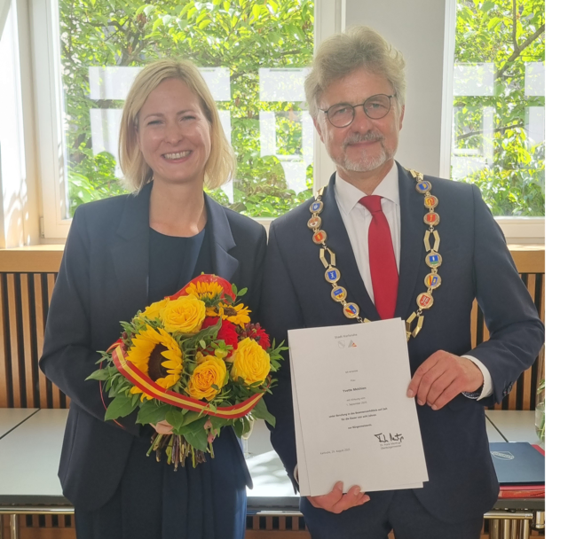 Yvette Melchien mit Karlsruhes Oberbürgermeister Dr. Frank Mentrup und Urkunde | Foto: www.jowapress.de