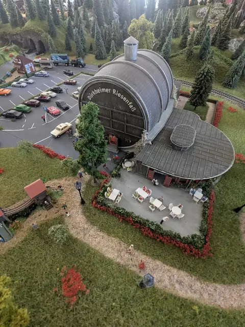 Das Dürkheimer Riesenfass als Modell auf der Eisenbahnlandschaft in Germersheim | Foto: IGEG/gratis