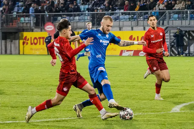 Bittere Diagnose für den FK Pirmasens: Rechtsverteidiger Manuel Grünnagel (Mitte) hat sich im Training einen Kreuz- und Innenbandriss zugezogen und fällt voraussichtlich neun bis zwölf Monate aus. | Foto: Erik Stegner