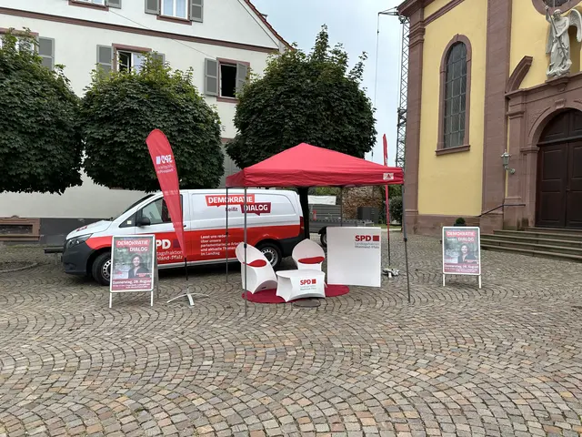 "Demokratie heißt Dialog"-Stand mit Demokratie-Bus auf dem Platz vor der Kirche in Hagenbach | Foto: SPD Landtagsfraktion RLP