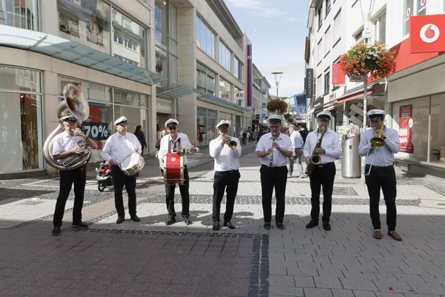Auch Marching Bands sind beim Barbarossafest in der Fußgängerzone unterwegs | Foto: View/gratis