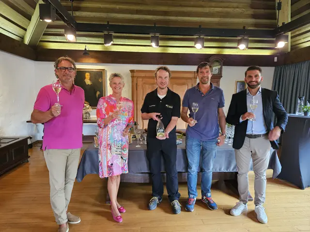 Alexander Heß (von links), Leiter des Citymanagements, Oberbürgermeisterin Beate Kimmel, Sommelier Markus Stutzenberger, Zentrumsmanager Constantin Weidlich und C+C-Standortleiter Rouven Leibrock freuen sich über die gelungene Aktion | Foto: Stadt Kaiserslautern/gratis