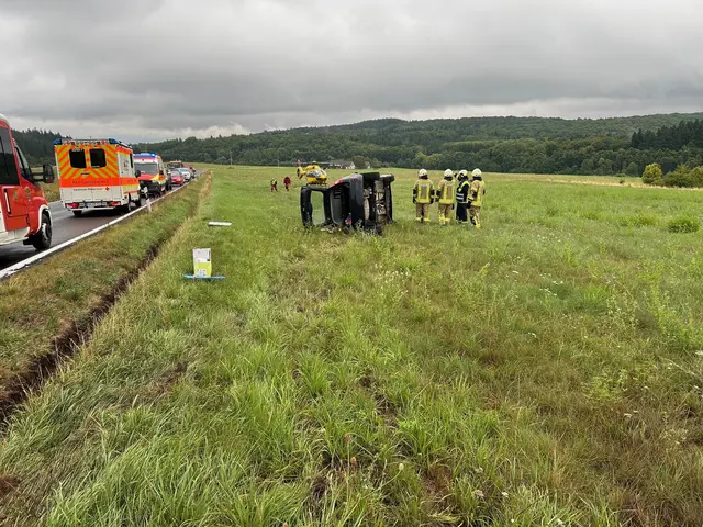 Das Fahrzeug geriet von der Fahrbahn, überschlug sich auf einem angrenzenden Feld und blieb seitlich liegen | Foto: Polizeiinspektion Rockenhausen