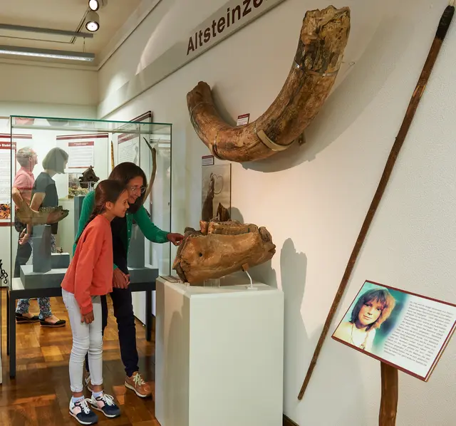Besucherinnen und Besucher im Städtischen Museum Bruchsal | Foto: Martin Heintzen