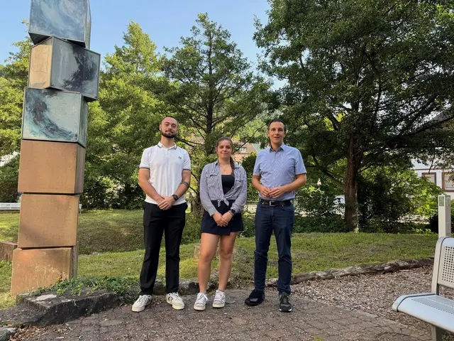 Bürgermeister Christian Burkhart heißt Romy Kirsch und Luca Braun herzlich willkommen | Foto: vgv