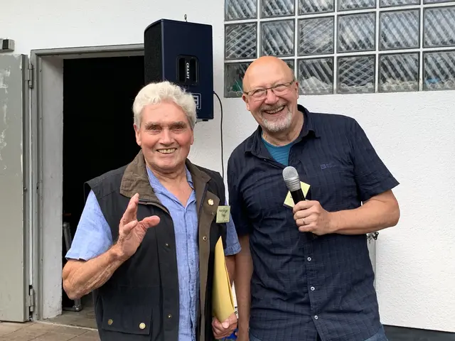 Der Gildemeister Tom Finkes (rechts) ehrte das Pfälzer Urgestein Theo Herberger | Foto: Michael Sonnick