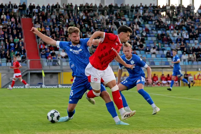 Körperbetontes Derby: Die FKP-Defensive um Yannick Grieß (links) hielt auch dem zwischenzeitlichen Druck der Gäste stand. | Foto: Erik Stegner