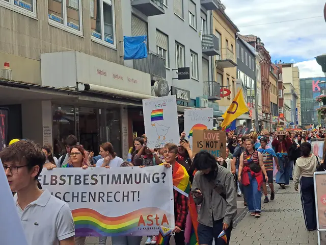 Nach Schätzung von Polizei und Versammlungsbehörde beteiligten sich rund 800 Personen an der CSD-Versammlung | Foto: Monika Klein