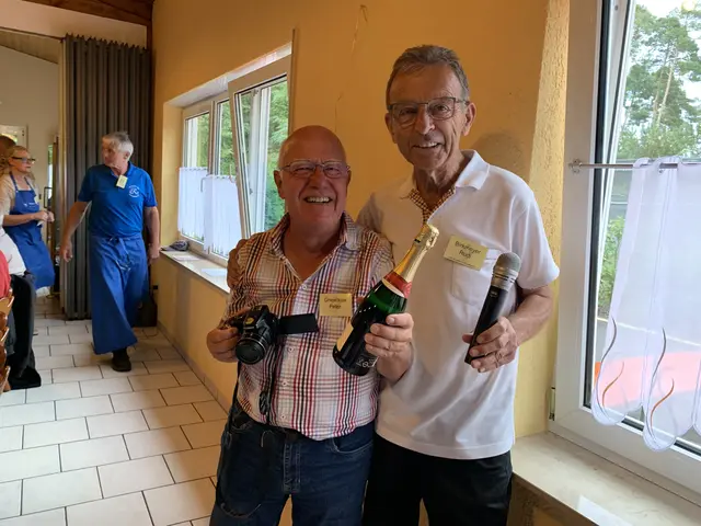 Rudi Birkmeyer (rechts) bedankt sich bei Fotograf Peter Gnewikow  | Foto: Michael Sonnick