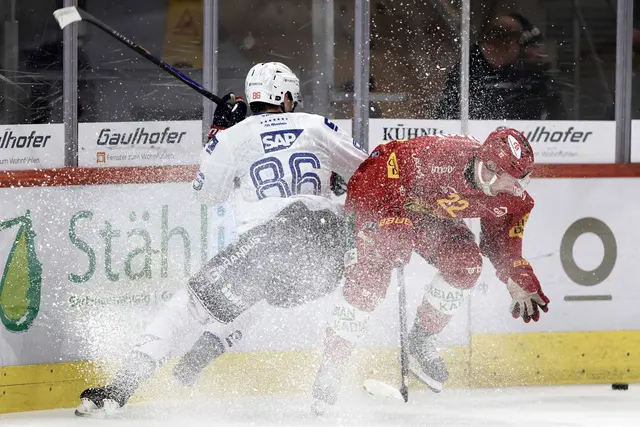 Adler-Spieler Maximilian Heim (links) gegen SCL-Spieler Joel Salzgeber. | Foto: Risi/PIX-Sportfotos