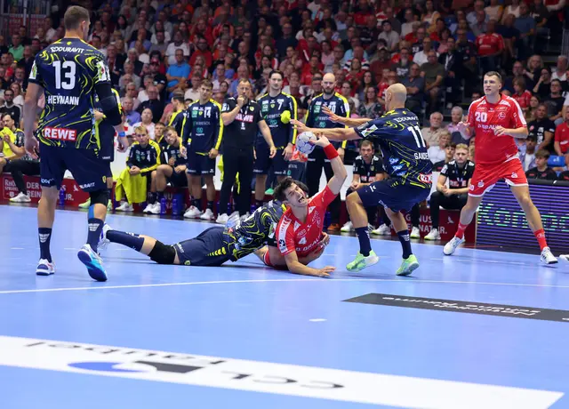 Hier packt Löwe Halil Jaganjac gegen Nikolaj Enderleit zu sehr zu und sieht dafür Rot. | Foto: Fischer/PIX-Sportfotos