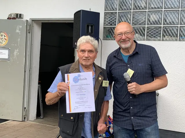 Der Gildemeister Tom Finkes (rechts) ehrte das Pfälzer Urgestein Theo Herberger | Foto: Michael Sonnick