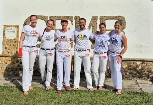 Luiz Carlos dos Santos Gomes (3. v. r.), Professor Cao, und die Schüler*innen von Capoeira Karlsruhe e. V. bei der diesjährigen Weltmeisterschaft in Abadá Capoeira | Foto: Capoeira Karlsruhe