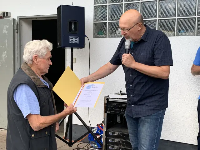 Der Gildemeister Tom Finkes (rechts) ehrte das Pfälzer Urgestein Theo Herberger | Foto: Michael Sonnick