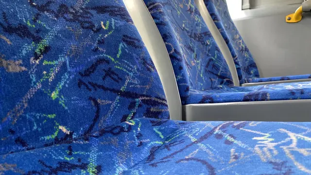 Im Verlauf der Auseinandersetzung nahm ein 23-Jähriger einen Nothammer und schlug damit eine Seitenscheibe des Busses ein | Foto: Kim Rileit