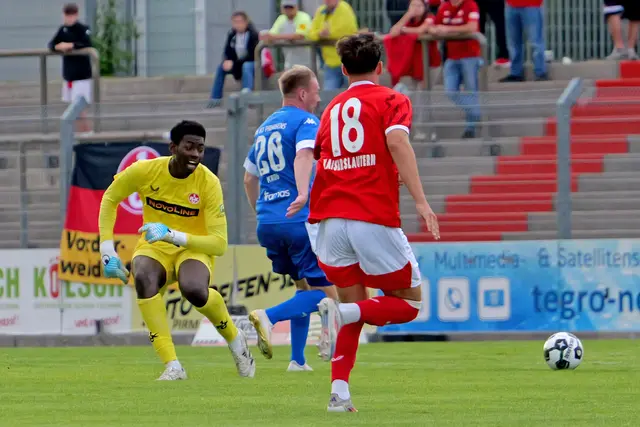 Der frühe Knackpunkt: Dennis Krob nutzt den Fehler von FCK-Keeper Enis Kamga und bringt den FKP in Führung. | Foto: Erik Stegner