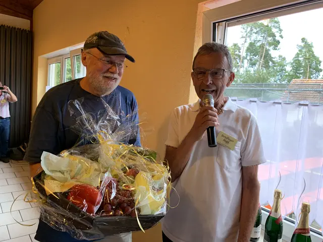 Rudi Birkmeyer (rechts) bedankt sich bei Jockel Faulhaber | Foto: Michael Sonnick