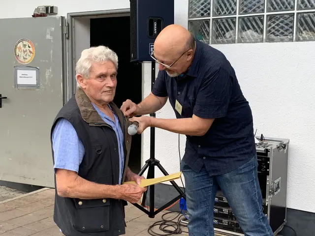 Der Gildemeister Tom Finkes (rechts) ehrte das Pfälzer Urgestein Theo Herberger | Foto: Michael Sonnick